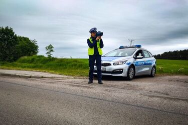 Drogówka. Jeden pędził 135 km/h, do innego policja musiała wchodzić przez okno