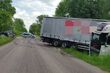 Dostawczak zderzył się z ciężarówką. Kierowca poszkodowany