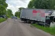 Dostawczak zderzył się z ciężarówką. Kierowca poszkodowany
