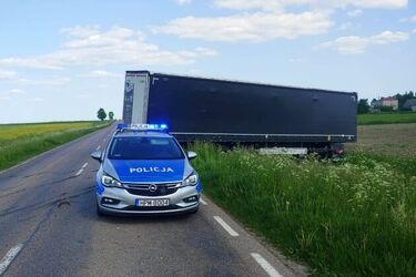 Chcąc uniknąć zderzenia z sarną wjechał do rowu. Są utrudnienia