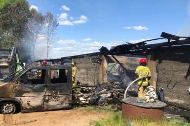 Duży pożar zabudowań gospodarczych i garażu. Spłonął m.in.samochód 