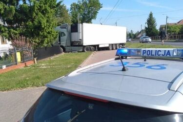 Samochód ciężarowy wjechał w prywatną posesję 