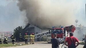 Pali się duży kurnik. Na miejscu jest kilkudziesięciu strażaków [ZDJĘCIA]