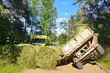Chciał wymienić koło. Wtedy spadła na niego bela