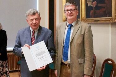 Naukowiec z UwB nagrodzony przez Komitet Fizyki PAN