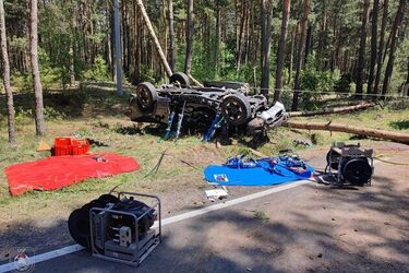 Pojazd dachował na DK 64. Droga zablokowana