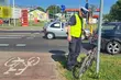 Potrącił rowerzystkę na przejeździe. Kobieta trafiła do szpitala