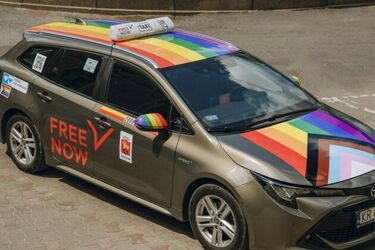 Oklejone tęczowymi flagami taksówki pojawią się w m.in. Białymstoku