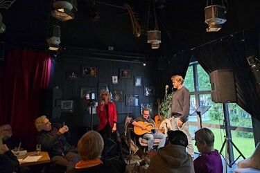 Scena, mikrofon i publiczność na żywo, czyli slam w BTL Lalki - kawiarni teatralnej