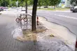 Awaria w ścisłym centrum. Spod chodnika tryska fontanna [WIDEO]