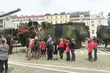 Przed Pałacem Branickich stoją wojskowi i czołgi