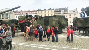 Przed Pałacem Branickich stoją wojskowi i czołgi