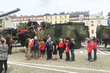 Przed Pałacem Branickich stoją wojskowi i czołgi