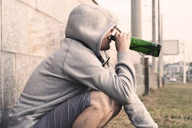 Pił alkohol przed przychodnią. Nie tylko to miał na sumieniu
