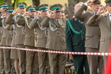 Ich patronem został generał, który walczył w dwóch wojnach światowych