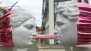 Zwraca uwagę! Nowa rzeźba już stoi w centrum miasta