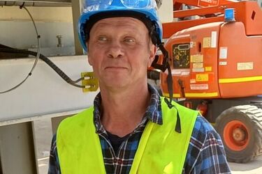 Zaginął mężczyzna. Był ubrany w granatową koszulkę i szare spodnie