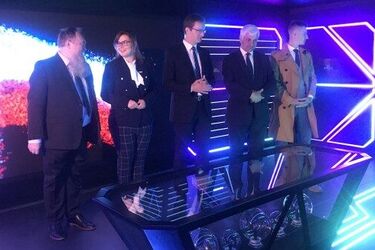 Na Politechnice Białostockiej stoi ciężarówka. Środek przypomina statek kosmiczny