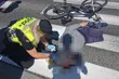 Samochód potrącił rowerzystę. Pomocy udzielili przejeżdżający obok strażnicy