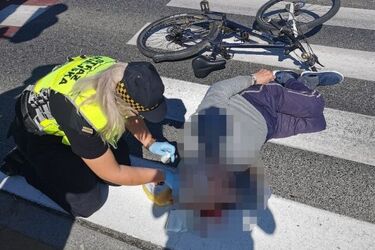 Samochód potrącił rowerzystę. Pomocy udzielili przejeżdżający obok strażnicy