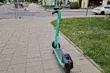 Porozrzucane hulajnogi przeszkadzają pieszym i szpecą. Radny ma na to rozwiązanie
