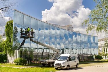 Specjalna folia ograniczy kolizje ptaków z oknami. UwB właśnie ją testuje