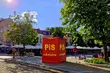 Moje miasto, a w nim... wielki czerwony baner na rynku