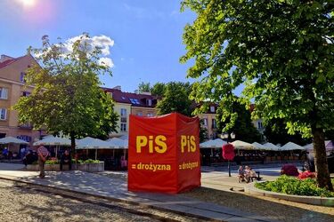 Moje miasto, a w nim... wielki czerwony baner na rynku