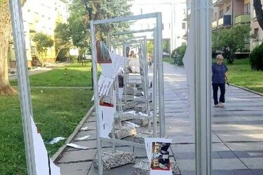 Zniszczono wystawę w centrum miasta. Organizatorzy apelują o podjęcie działań