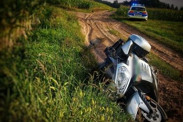 Uciekał motocyklem i pieszo. Policjanci go zgubili