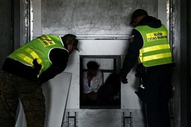 20 nielegalnych imigrantów ukryło się w tirze z Litwy. Próbowali dostać się do Polski