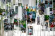Co symbolizuje biała koszula? Odpowiedź na wystawie fotograficznej 