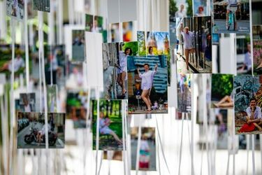 Co symbolizuje biała koszula? Odpowiedź na wystawie fotograficznej "Zobacz więcej"
