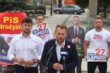 Otwarcie "Alei Milionerów PiS". "Dla Polaków drożyzna, dla nich miliony"