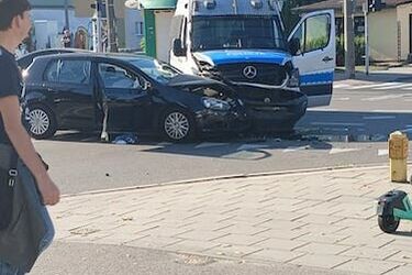 Zderzenie z radiowozem na środku białostockiego skrzyżowania [UTRUDNIENIA!] 