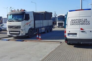 33 mandaty karne dla dwóch kierowców. Ile zapłacą za kumulację naruszeń?