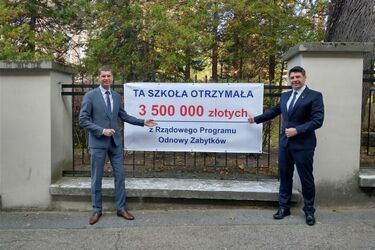 Zabytkowy budynek szkoły z pokaźną dotacją. - Niech pan prezydent się nie żali