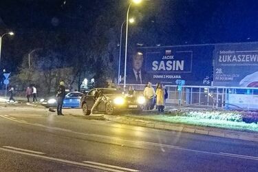 Makabrycznie wyglądający wypadek na rodzie Lussy. Strażacy wycinali dach auta