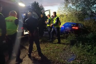 Policyjny pościg za grzybiarzem zakończył się w rowie. Kierowca próbował dopić siódme piwo