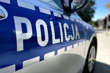 Samochód osobowy uderzył w busa. Siedmioro dzieci wylądowało w szpitalu