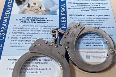 Nękanie, bicie i atak pogrzebaczem! Wysyp niebieskich kart w Podlaskiem