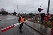 Nie ryzykuj, wyłam rogatkę - czyli jak się zachować na przejeździe kolejowo-drogowym