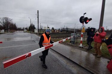 Nie ryzykuj, wyłam rogatkę - czyli jak się zachować na przejeździe kolejowo-drogowym