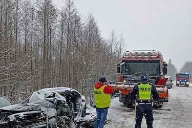 Samochód osobowy zderzył się z pługiem