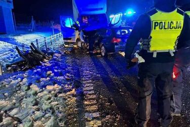 Wypadek na Drodze Krajowej nr 8. Dwie osoby trafiły do szpitala 