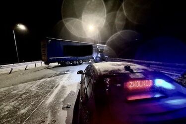 Utrudnienia w ruchu drogowym! Tir wpadł w poślizg 
