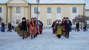 Polonez na Rynku Kościuszki odtańczony. Studniówka miejska w Białymstoku [ZDJĘCIA]