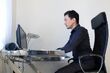 Jakie są zasady ergonomii przy korzystaniu z biurka z regulacją wysokości?