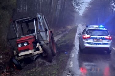 Kierowca ciągnika wjechał do rowu i zasnął 