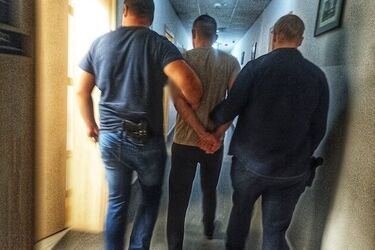 Nagi i zakrwawiony mężczyzna błąkał się po mieście w poszukiwaniu pomocy 